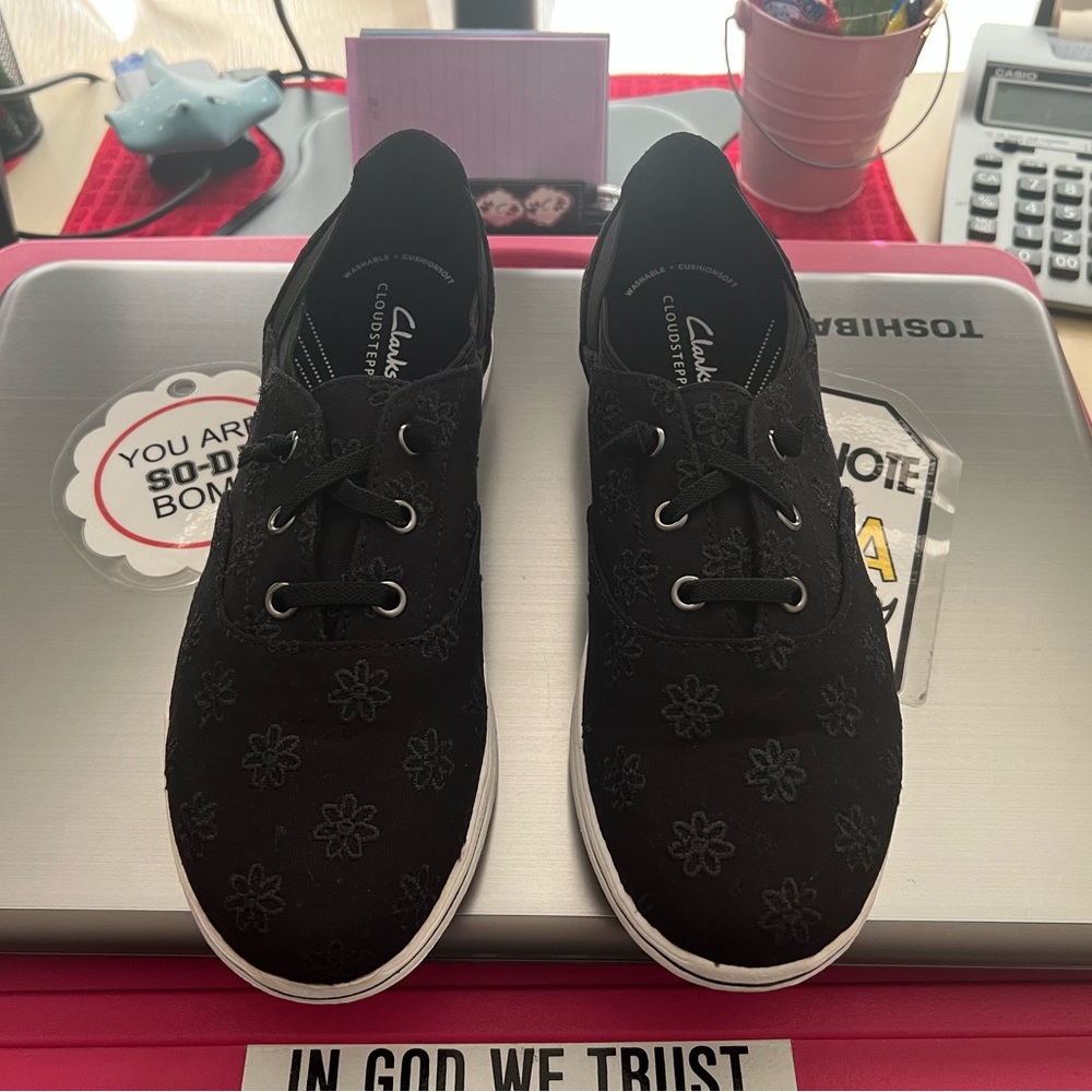 Clarks Breeze Ave Lace-Up Flower Design Black Sneakers with White Sole NWOT